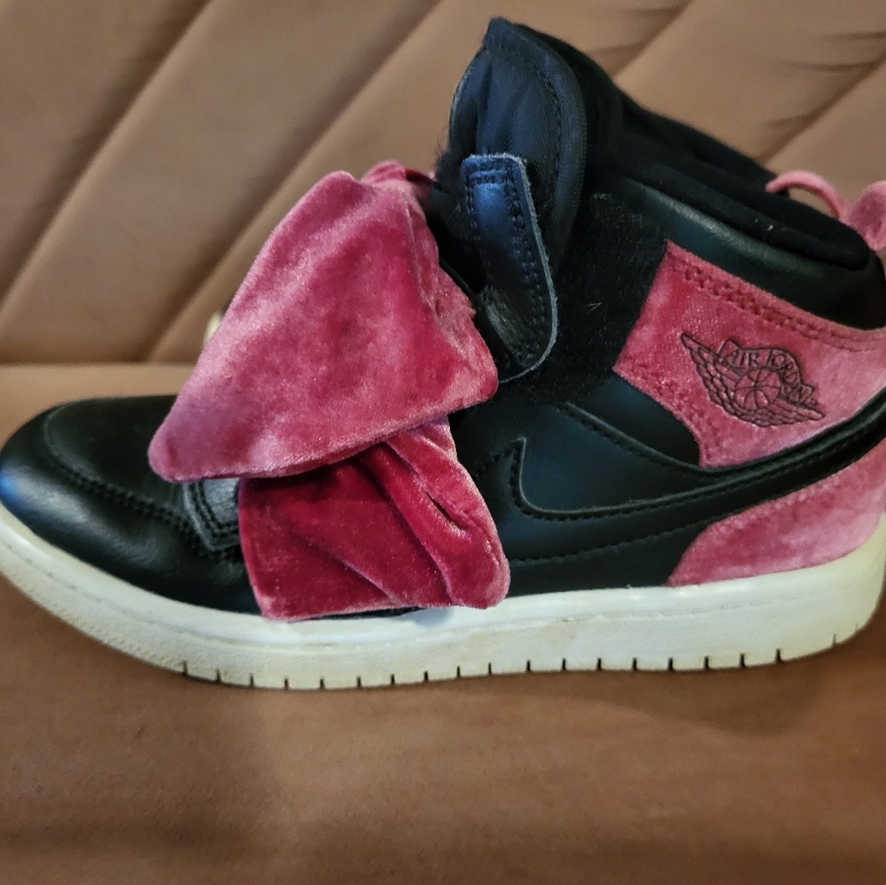 Nike Girl's Air Jordan Black Leather Pink Velvet Bow size 1 youth